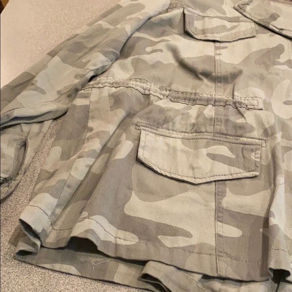 Camo long sleeve light weight jacket!!! - Picture 3 of 4